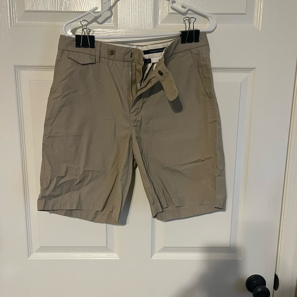 Men’s Vineyard Vines khaki clubhouse shorts sized 32. Very preppy!